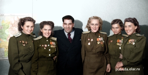 Лётчицы 46-го гвардейского авиаполка, слева направо: Александра Фёдоровна Акимова, Руфина Сергеевна Гашева, фотокорреспондент Я. Н. Халип, Евгения Андреевна Жигуленко, Ирина Фёдоровна Себрова и  Лариса Николаевна Розанова (Литвинова).
