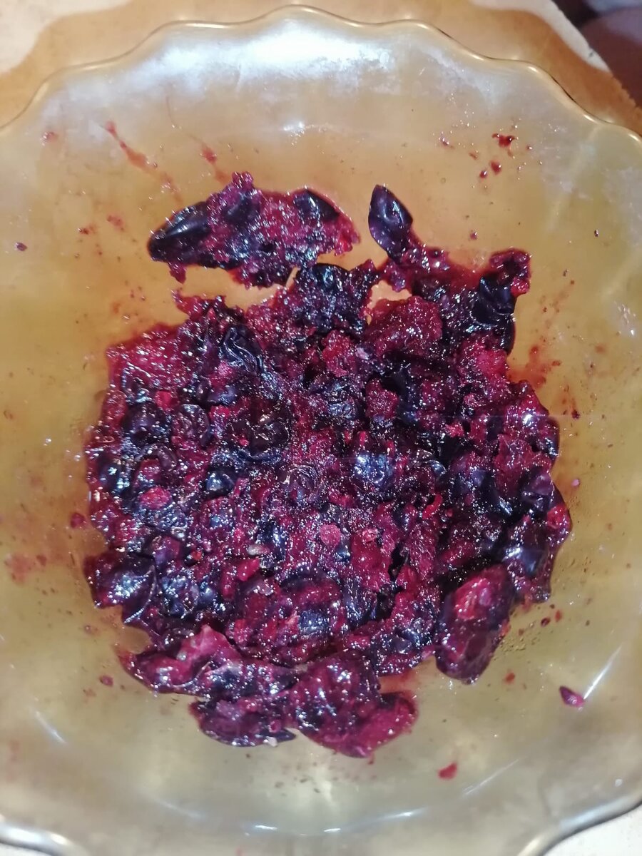 Потолочь чёрную смородину