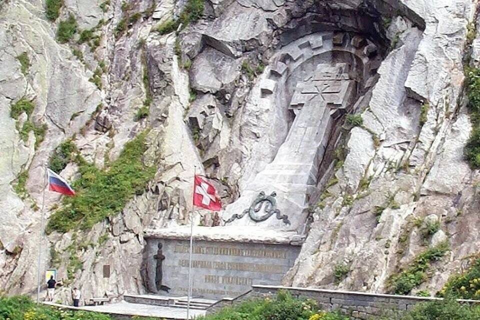     Швейцарские власти потребовали от России плату за очистку оскверненного памятника Суворову  ru.wikipedia.org