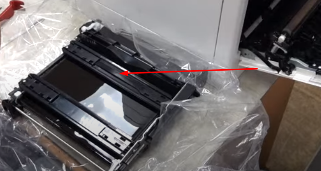 Закручиваем четыре винта для крепления узла переноса