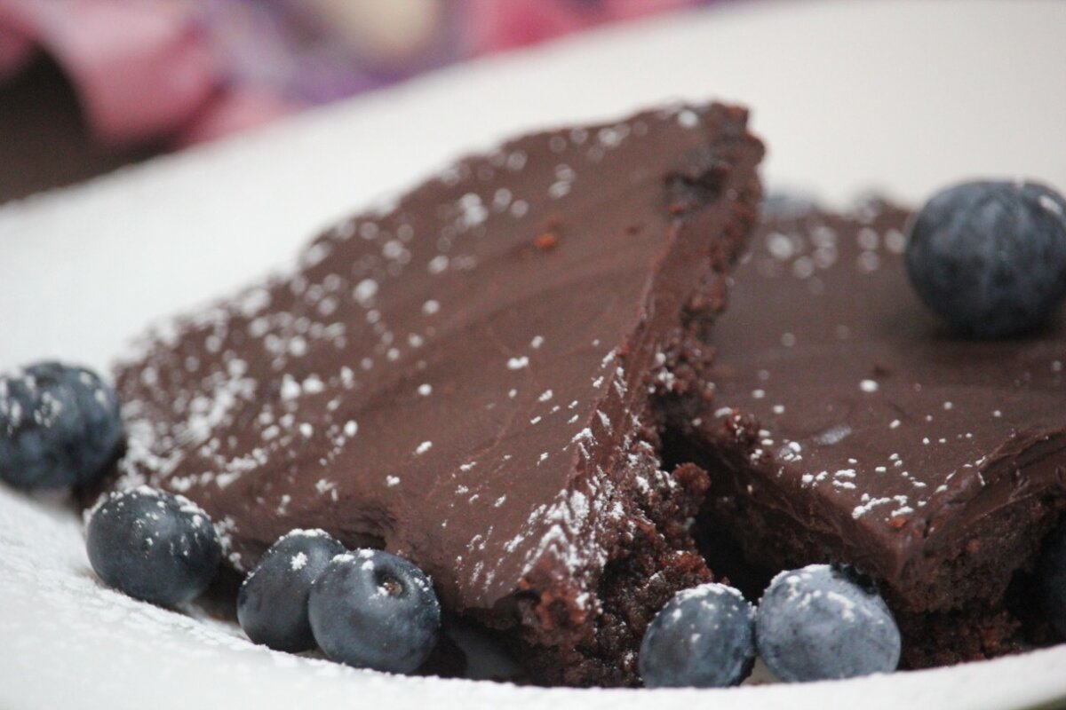 И еще немного шоколада🍫 Необычный, но очень вкусный рецепт миндального брауни или вязкого шоколадного пирога😋