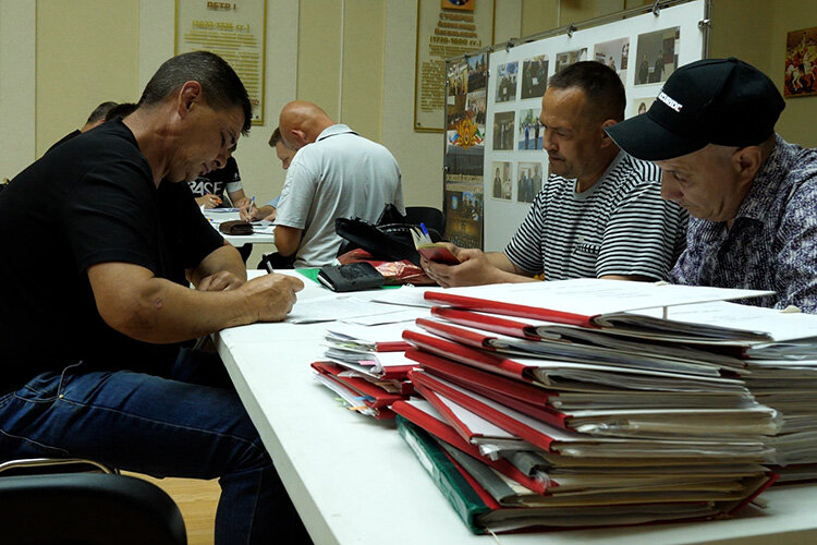 «Сегодня ребята после медкомиссии проходят тесты на профпригодность. На сегодняшний день более 700 человек изъявили желание и проходят отборочные мероприятия в наши батальоны»