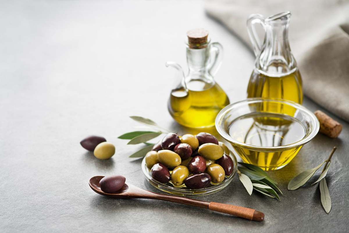 Вещество оливковое масло. Оливковое масло. Масло оливы. Оливковое масло целебное. Оливковое масло и орехи.