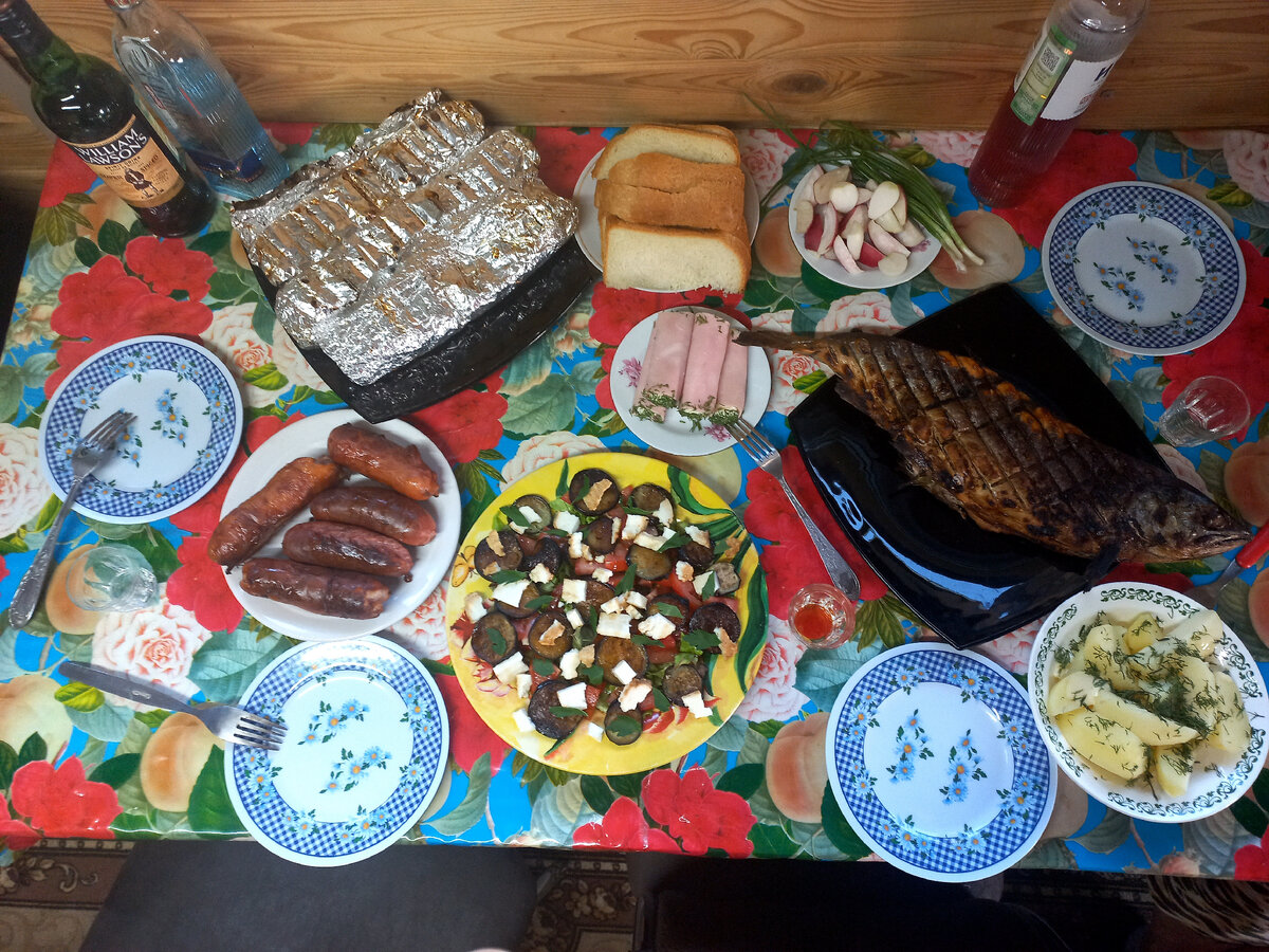 Накрыли стол к приезду друзей