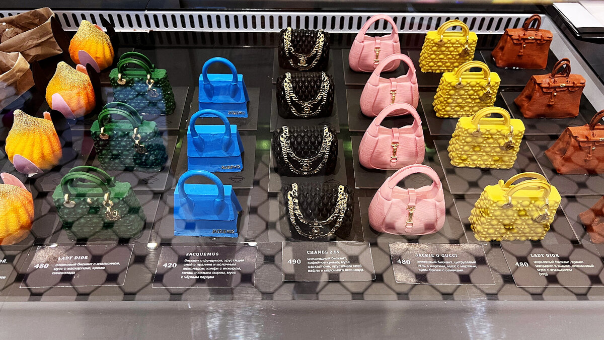 От 420 рублей за одну сумочку. Сумки представлены не только от Dior, но и от других известных люксовых брендов