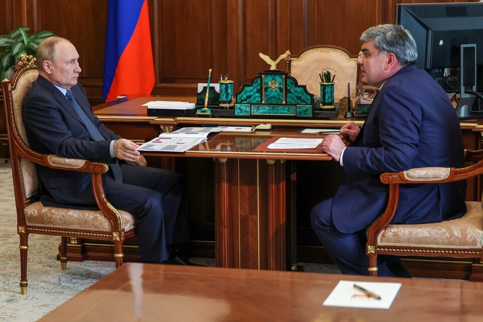     Президент РФ Владимир Путин и глава Кабардино-Балкарской республики Казбек Коков во время встречи в Кремле. Фото: Михаил Климентьев/Пресс-служба президента РФ/ТАСС