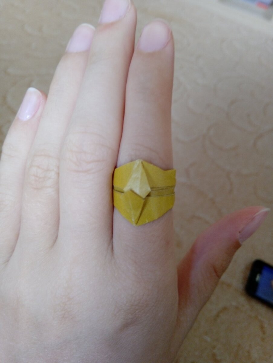 Нам понадобится квадратный л4 бумаги 6*6см.Согнём листочик по диагонали