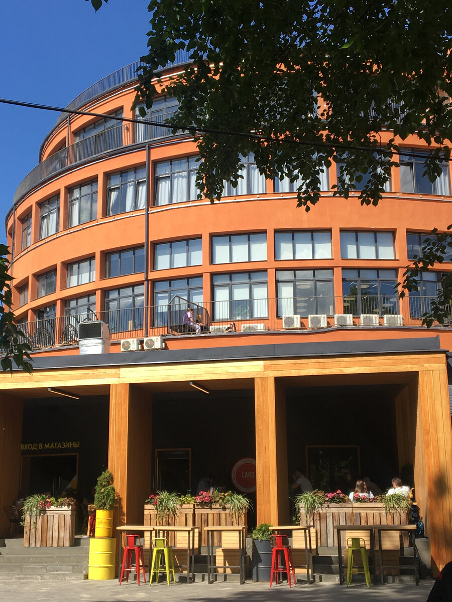 Рядом с метро Дмитровская есть уютные, креативные, и, как сейчас принято говорить, модные пространства - это дизайн-завод "Флакон" и территория "Хлебозавод". Раньше здесь находились завод по производству флаконов для парфюмерии и хлебозавод соответственно. Сейчас это прекрасное место для прогулок. Здесь проводятся различного рода мероприятия, гастромаркеты, фестивали, выставки и продажи хэнд-мейда.