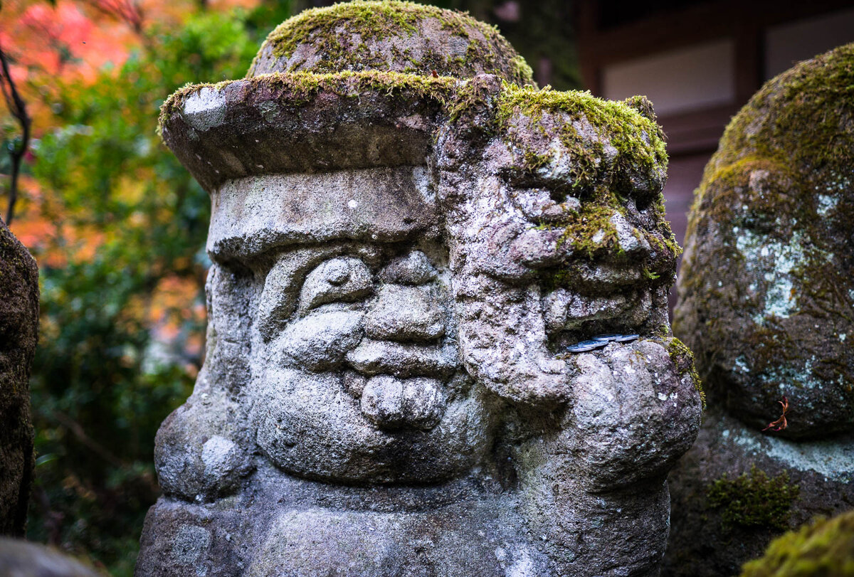 Шедруб линг. Храм тысячи скульптур в Киото. Каменные статуи в Киото. Японские каменные фигуры. Корейские каменные фигуры.