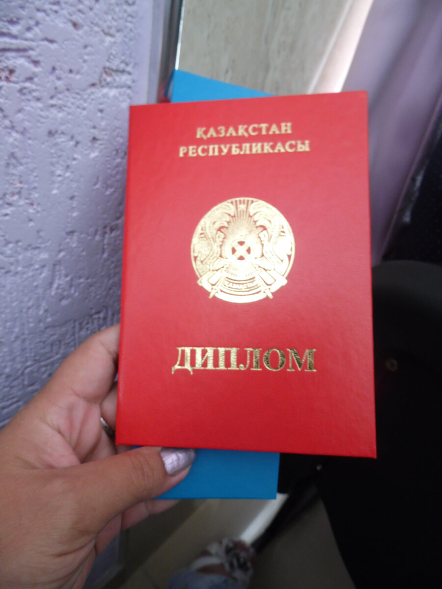 Красный диплом, как дорогое нижнее бельё. Никто о нем не знает, но самооценку повышает.