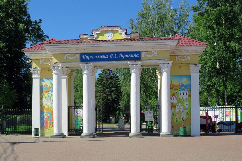 Уютные зеленые аллеи, интересные тематические площадки, веселые аттракционы - все это делает парк имени Пушкина в Саранске излюбленным местом отдыха.