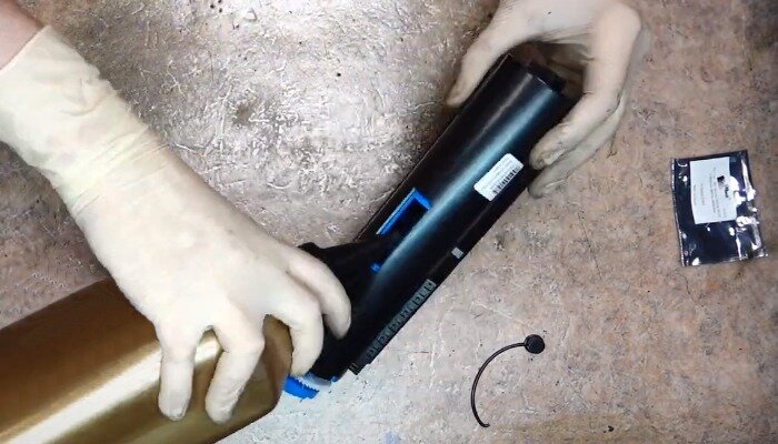 Фото 8. Закрываем заправочное отверстие