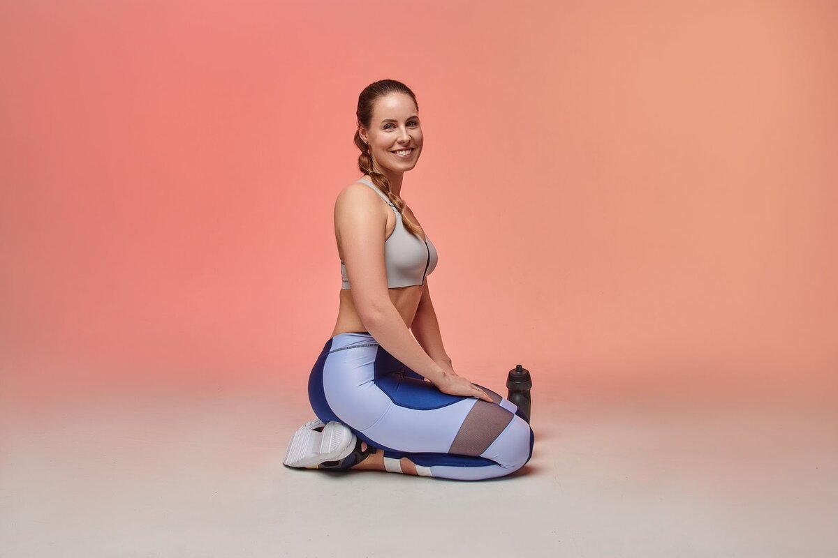 Многие женщины во время этого упражнения пытаются просто втянуть живот. А задача — чувствовать тазовое дно и его удлинение вверх на выдохе.