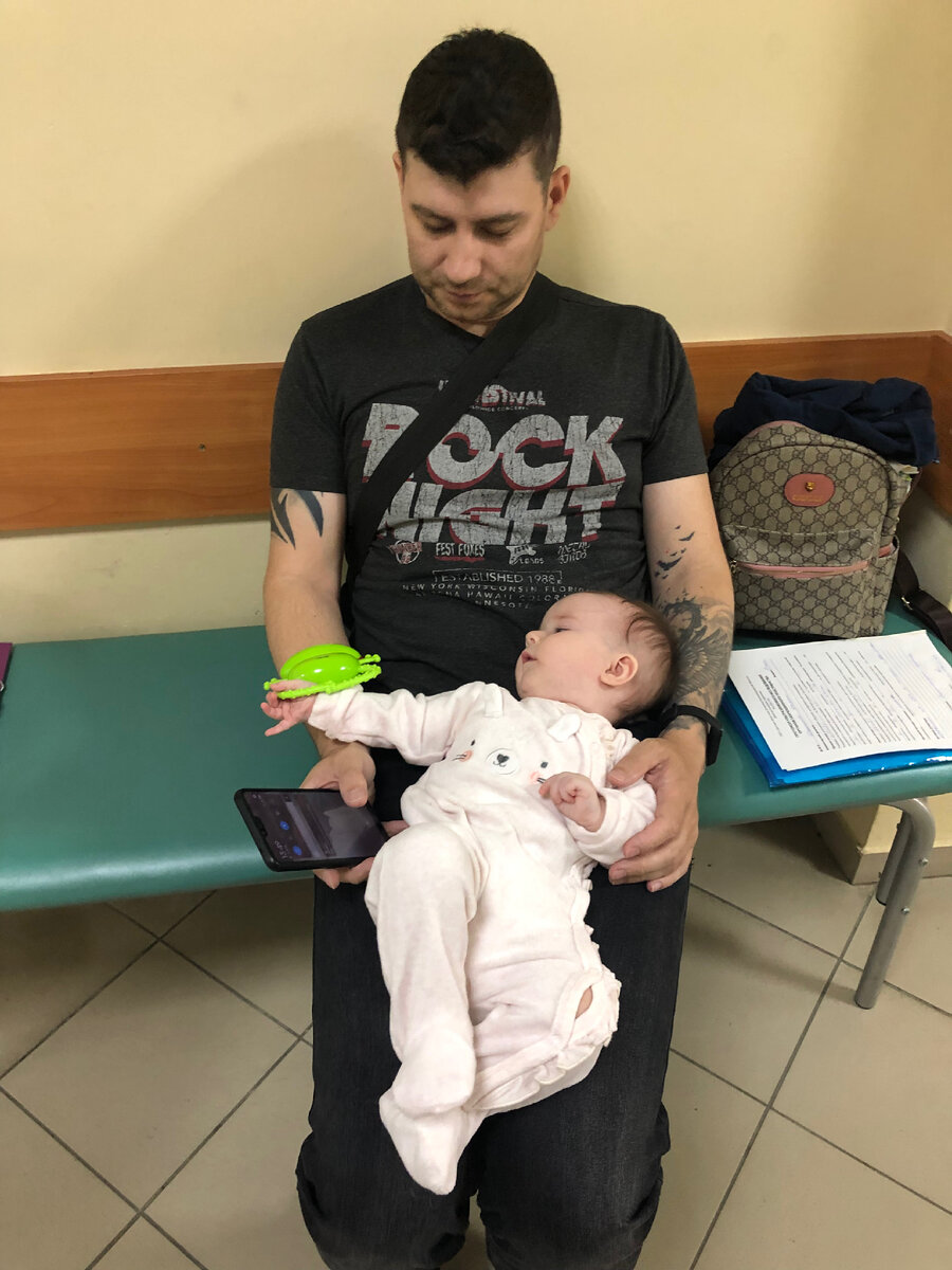 Муж с дочкой в очереди к гастроэнтерологу 