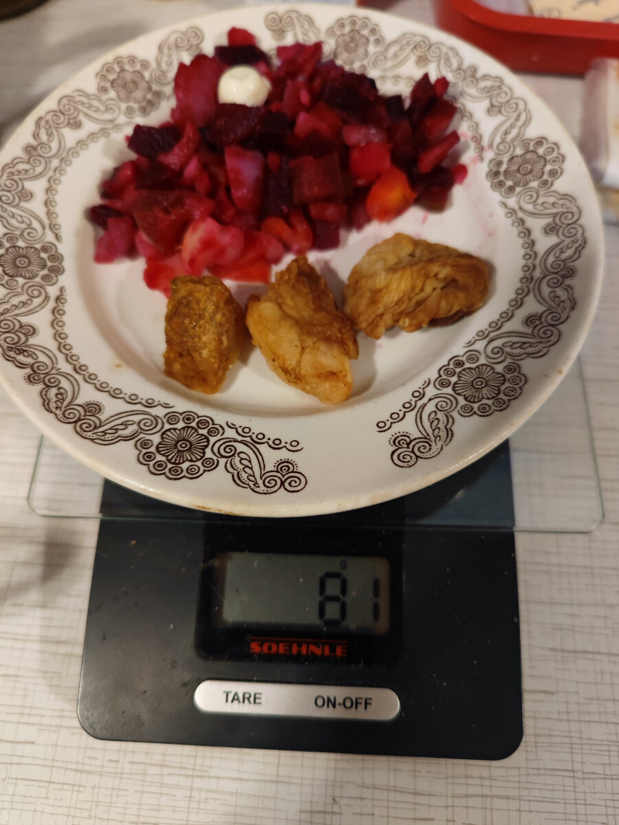 Винегрет с капелькой майонеза и шкварками.