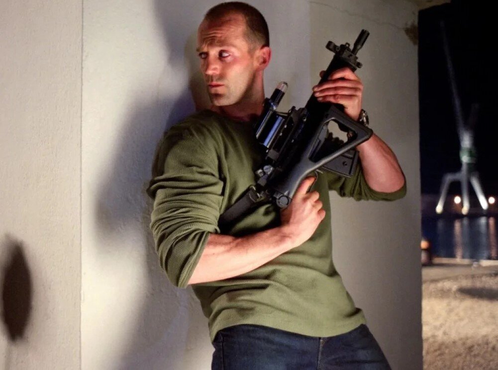 Джейсон Стейтем в роли Фрэнка Мартина. Кадр из фильма "Перевозчик". Изображение взято из свободных источников