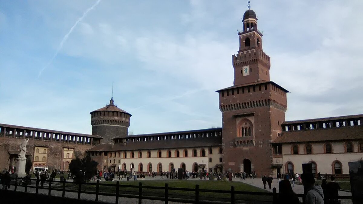 Замок в центре города Кастл Форца 