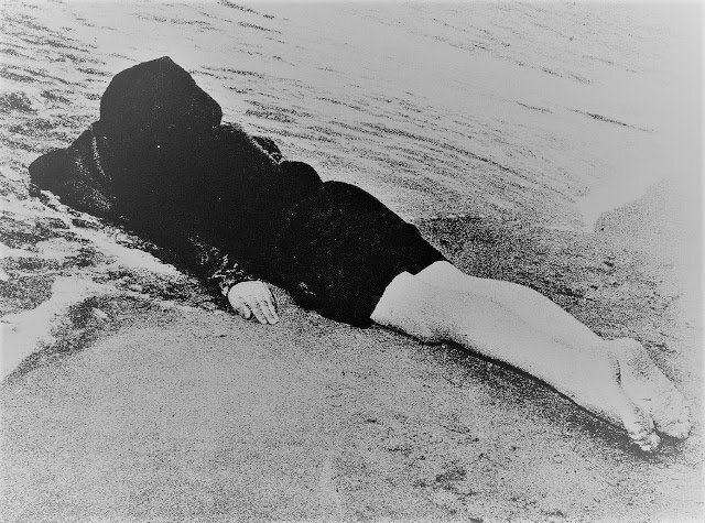 Скандальное фото тела Вильмы Монтези, найденного на пляже. Источник фото: viaggiatoriignoranti.it