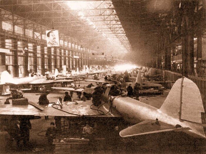 Цех сборки самолетов в Куйбышеве. 1941 год. |Фото: pastvu.com.