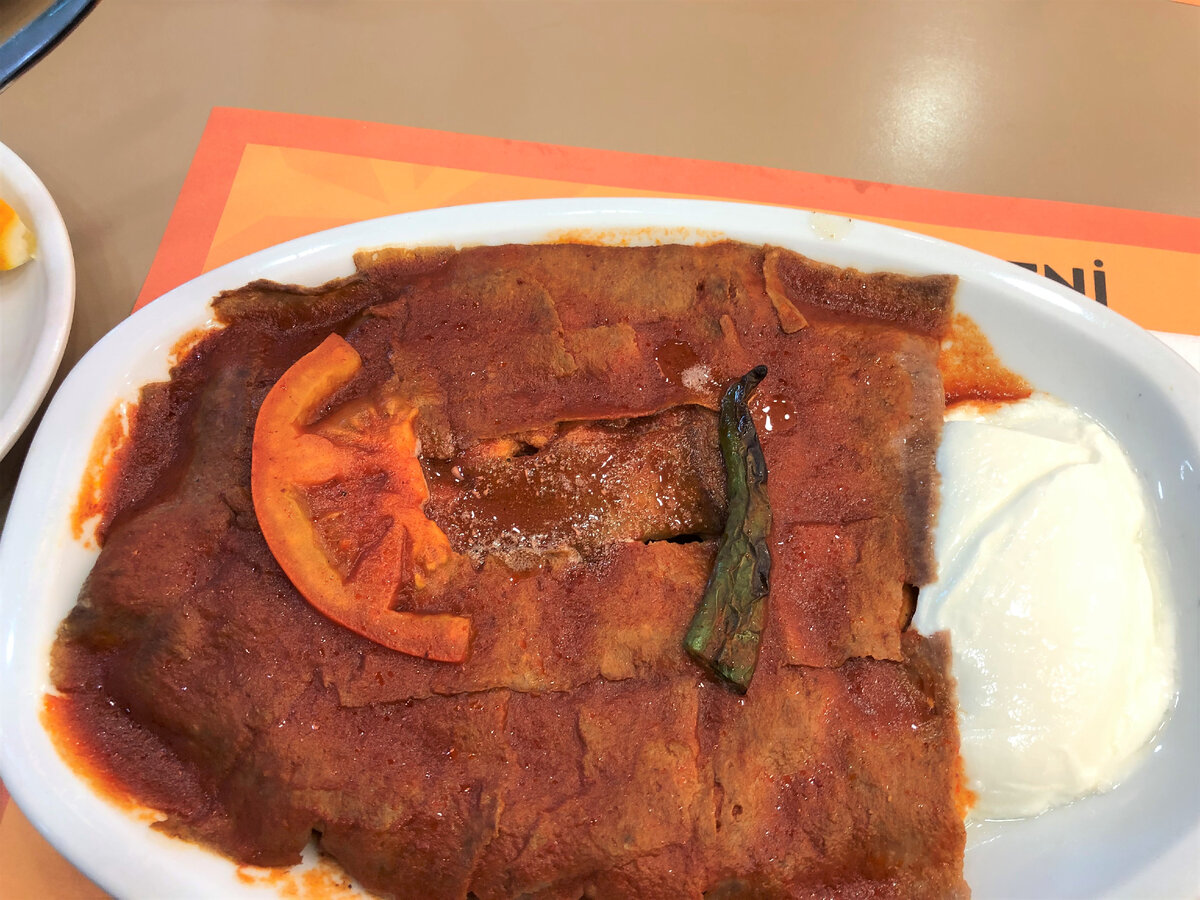 Мясо заливают топлёным маслом и томатным соусом, рядом принято положить немного йогурта.