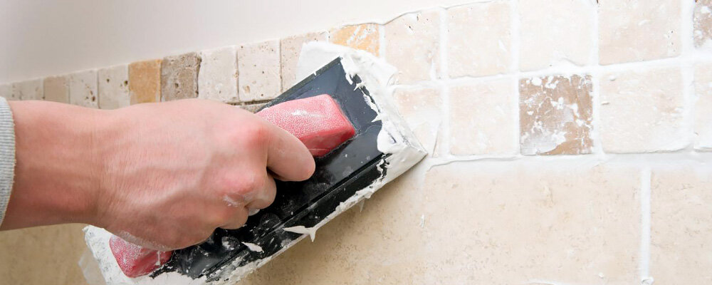 Основой для этого вида затирки может служить как смесь цемента с песком, так и особый вид цемента – портландцемент. Последний чаще всего применяется, когда ширина шва варьируется в пределах 3-5 мм.