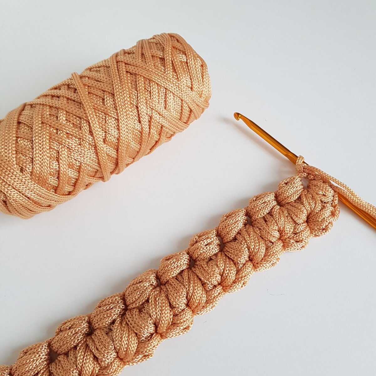 Процесс вышивания сервировочной салфетки