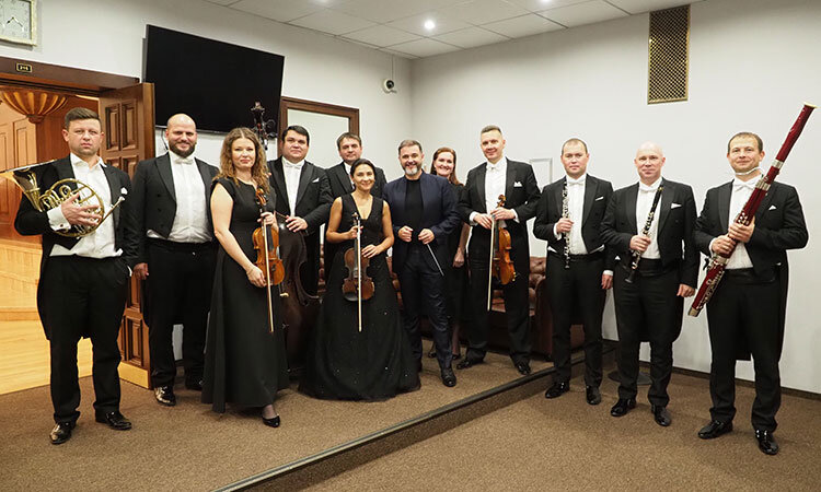    «Меня еще 8 лет назад приятно удивил уровень коллектива, — рассказывал перед концертом «БИЗНЕС Online» Альварес. — ГАСО РТ — оркестр из первой лиги»