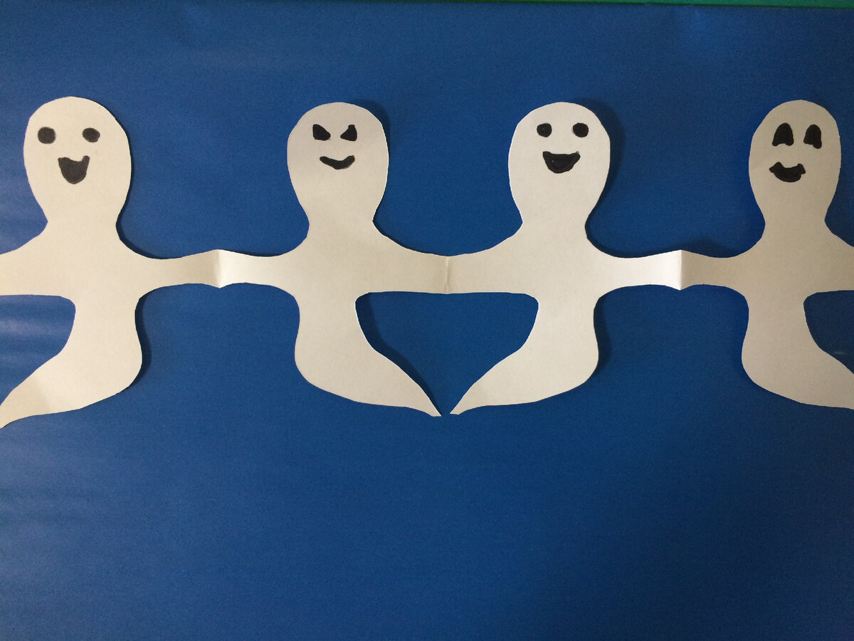 Гирлянда из привидений.