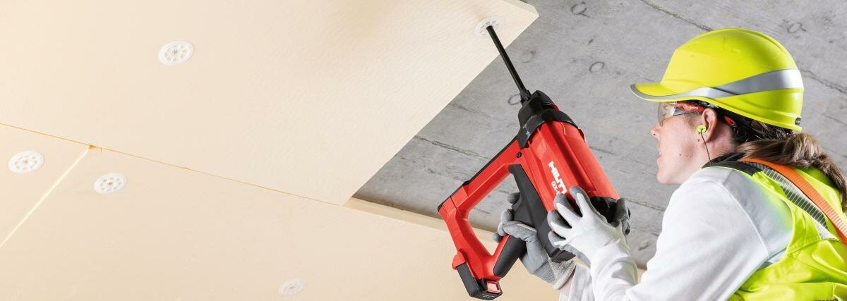 работа монтажным пистолетом