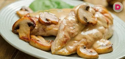 Жареные шампиньоны - очень вкусное блюдо, готовится оно очень быстро. Грибы со сметанным соусом подойдут почти к любому гарниру. Калорийность жареных шампиньонов невысока, их можно включать в рацион людям, следящим за своим весом.