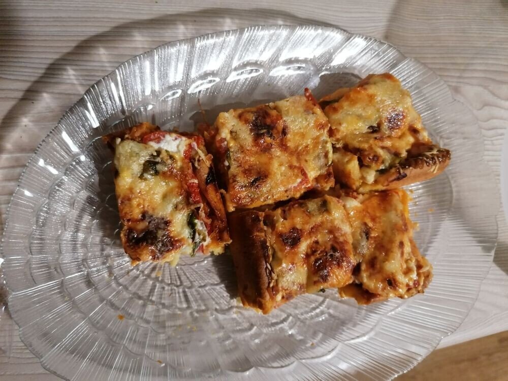 Пирог оказался настолько вкусным, что даже не успела его сфотографировать в первозданном виде, а только оставшиеся кусочки