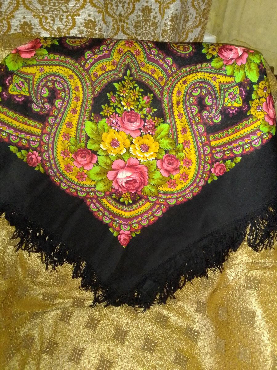 Белые крылья. Платок из коллекции автора. Фото автора.