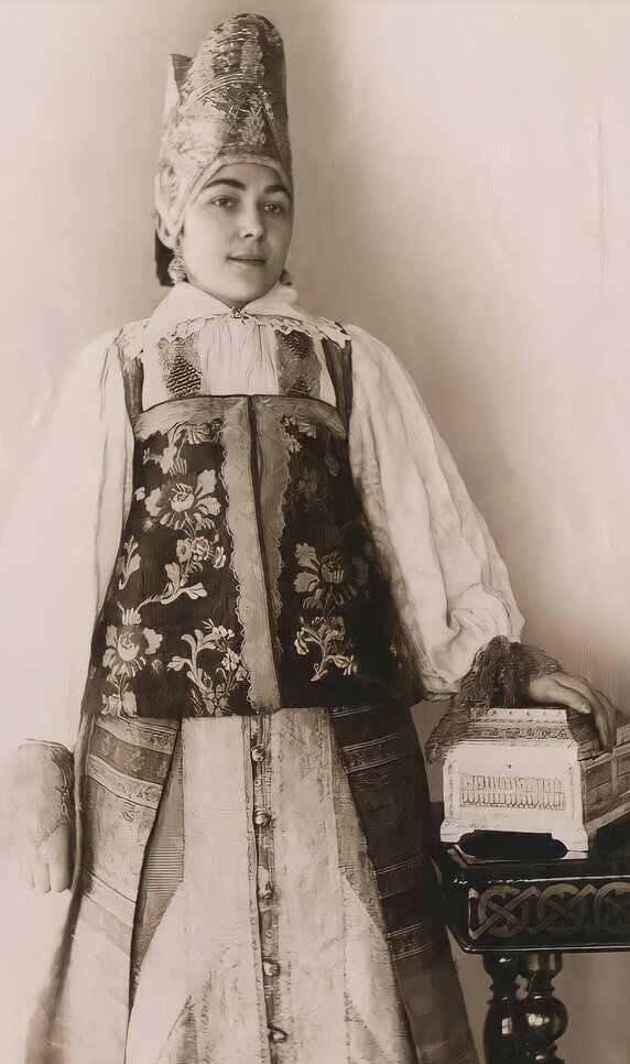 А это фотография из коллекции Шабельских, которая находится в Российском этнографическом музее. Здесь демонстрируется костюм Курской губернии конца позапрошлого века. Обратите внимание на душегрею.