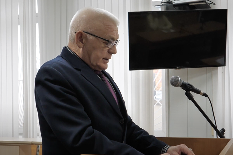    «У меня есть единственное жилье — квартира в Казани. Я готов был отдать ее в счет возмещения ущерба. Я и сейчас готов ее отдать. Но потерпевшую сторону не устроил такой вариант. К сожалению, мне больше нечего предложить. Это все, что у меня есть…»