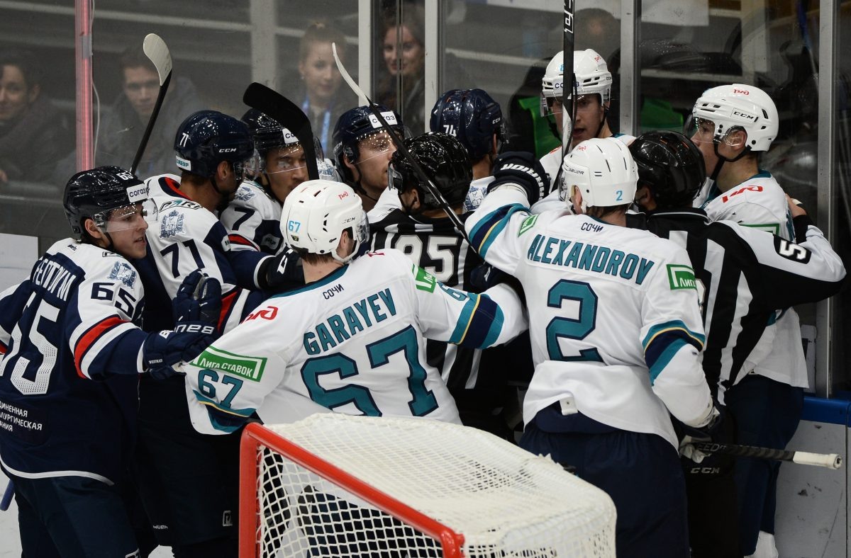    Матч не был грубым, но эмоции у игроков порой зашкаливали. Дмитрий Витюгов