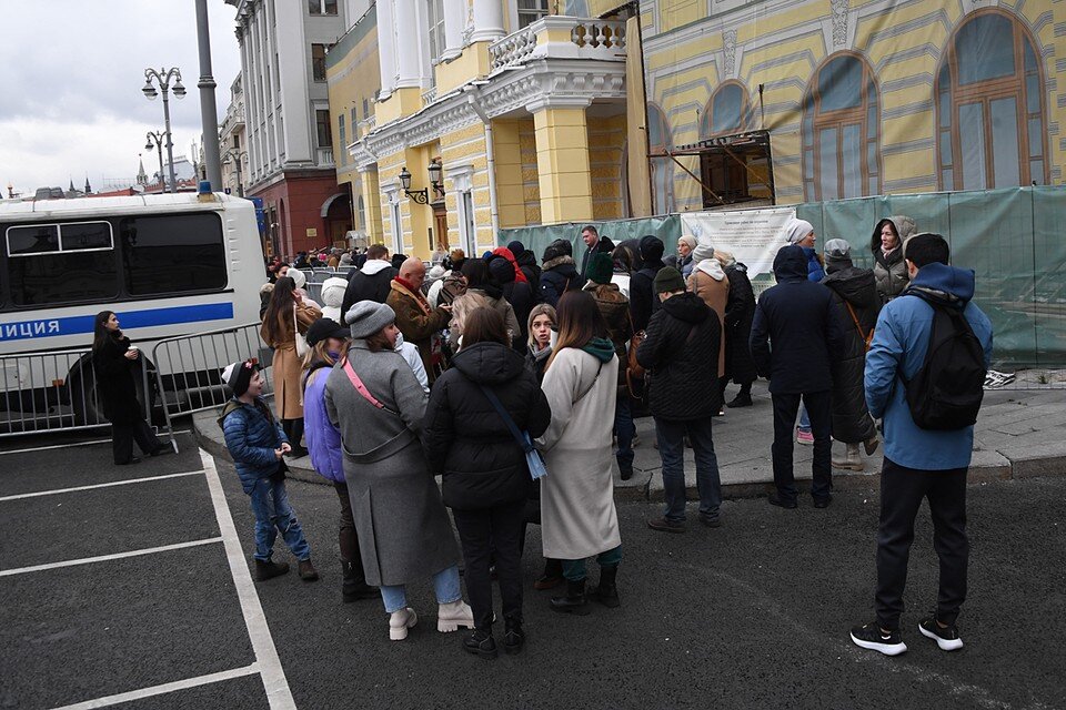 22 октябрь новости. Очередь в кассу большого театра. Очередь в большой театр на Щелкунчика. Очередь на Щелкунчик в большой. Очередь в большой театр.