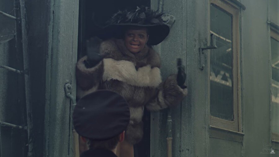 С дороги, с паровоза ещё не так почернеешь!  Кадр фильма "Мы из джаза", скриншот.