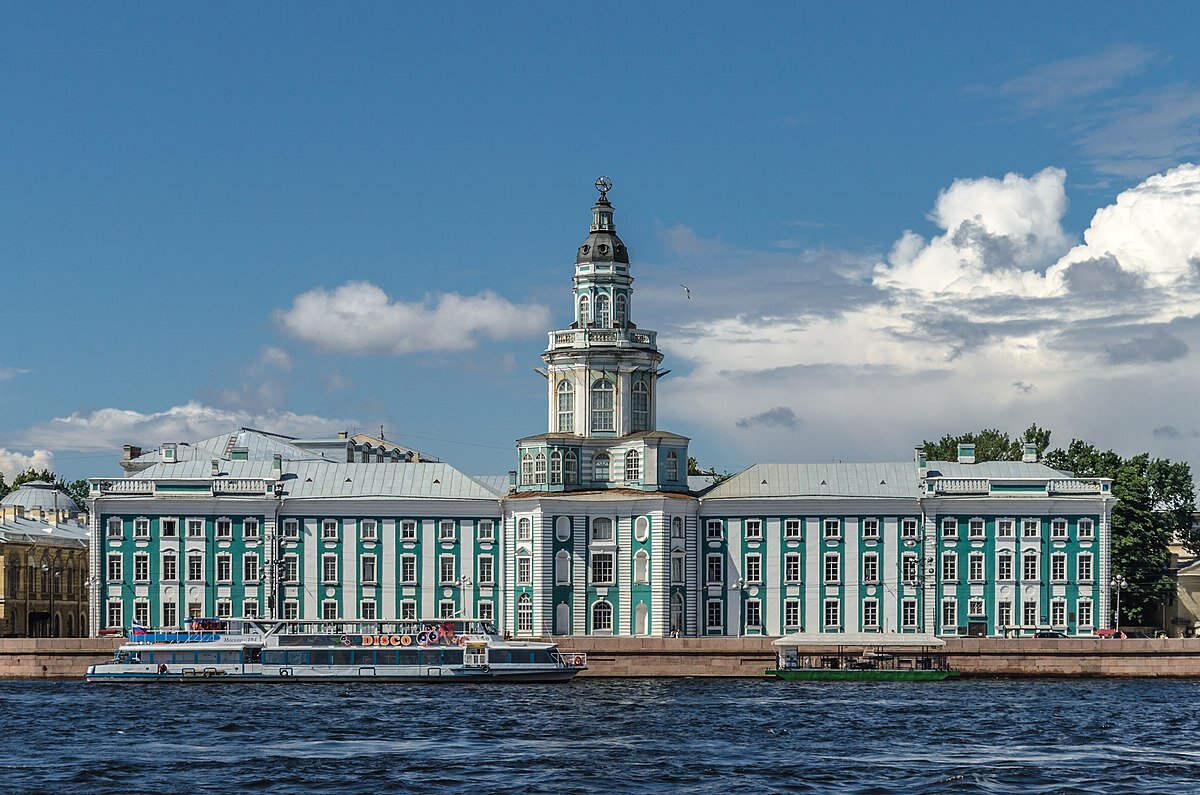 Здание Кунсткамеры. Источник фото: ciur.ru.
