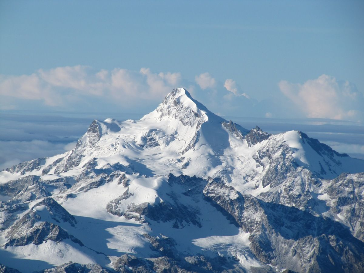 Самая высокая гора россии высотой 5642. Эльбрус и Эверест. Горы Эльбрус и Эверест. Кавказские горы Эльбрус. Горы Эльбрус кавказский хребет.