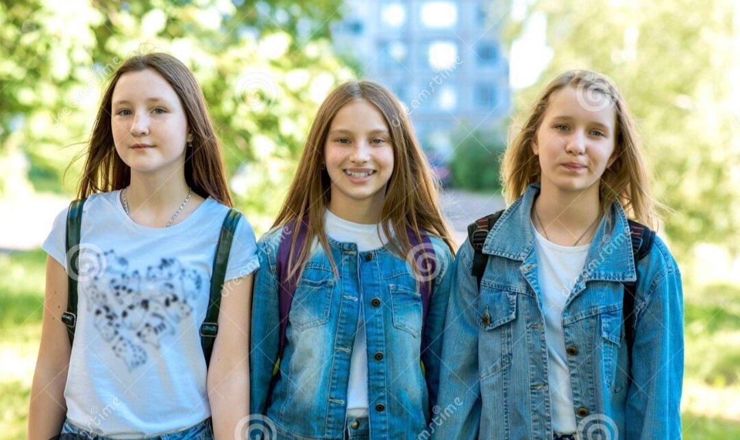 Фото из интернета. Примерно такого возраста были девочки , решившие погулять по магазинам. 