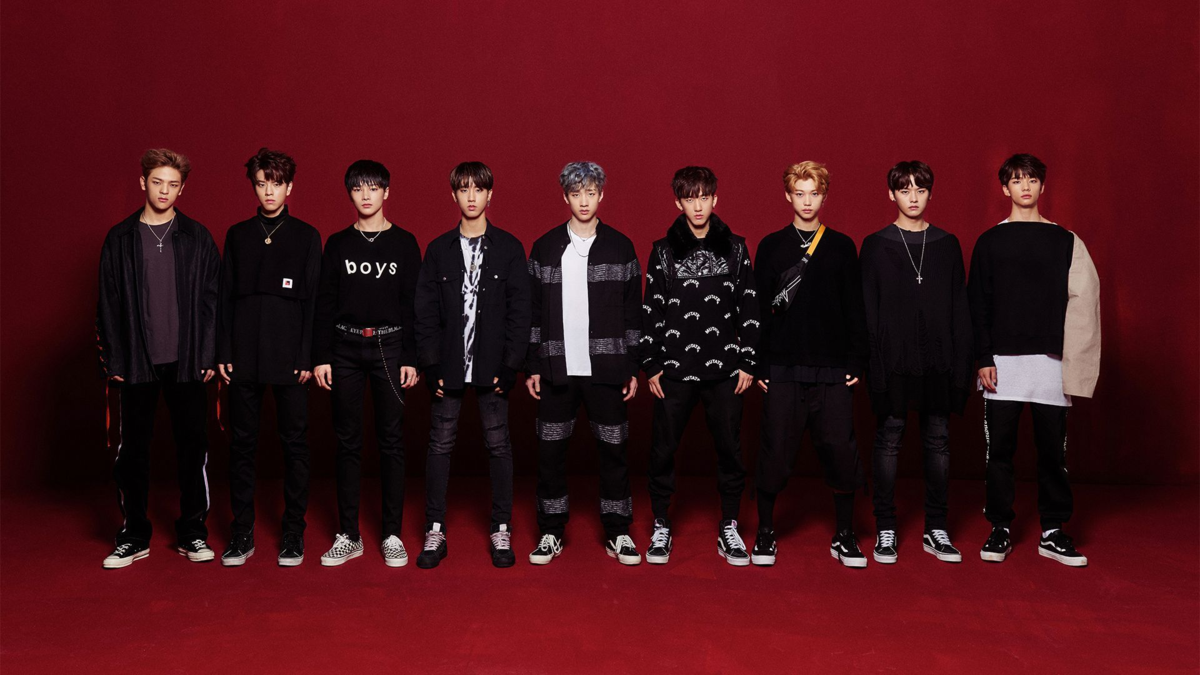 Дебютный состав Stray Kids (слева направо): Уджин (ныне бывший участник), Сынмин, Айэн, Хан, Банчан, Чанбин, Феликс, Ли Ноу, Хёнджин