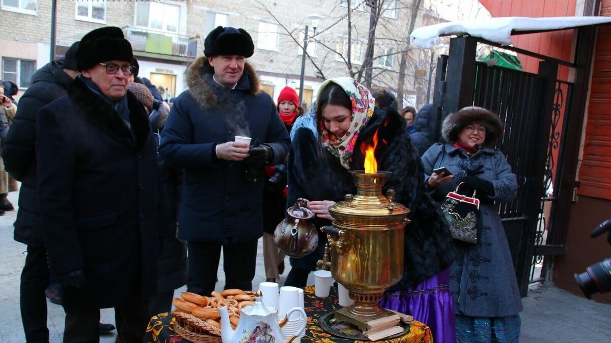     В Тюмени официально открыли пешеходный бульвар на улице Дзержинского. Накануне по первой пешеходной улице областной столицы прогулялся глава администрации Тюмени Руслан Кухарук и депутаты гордумы.