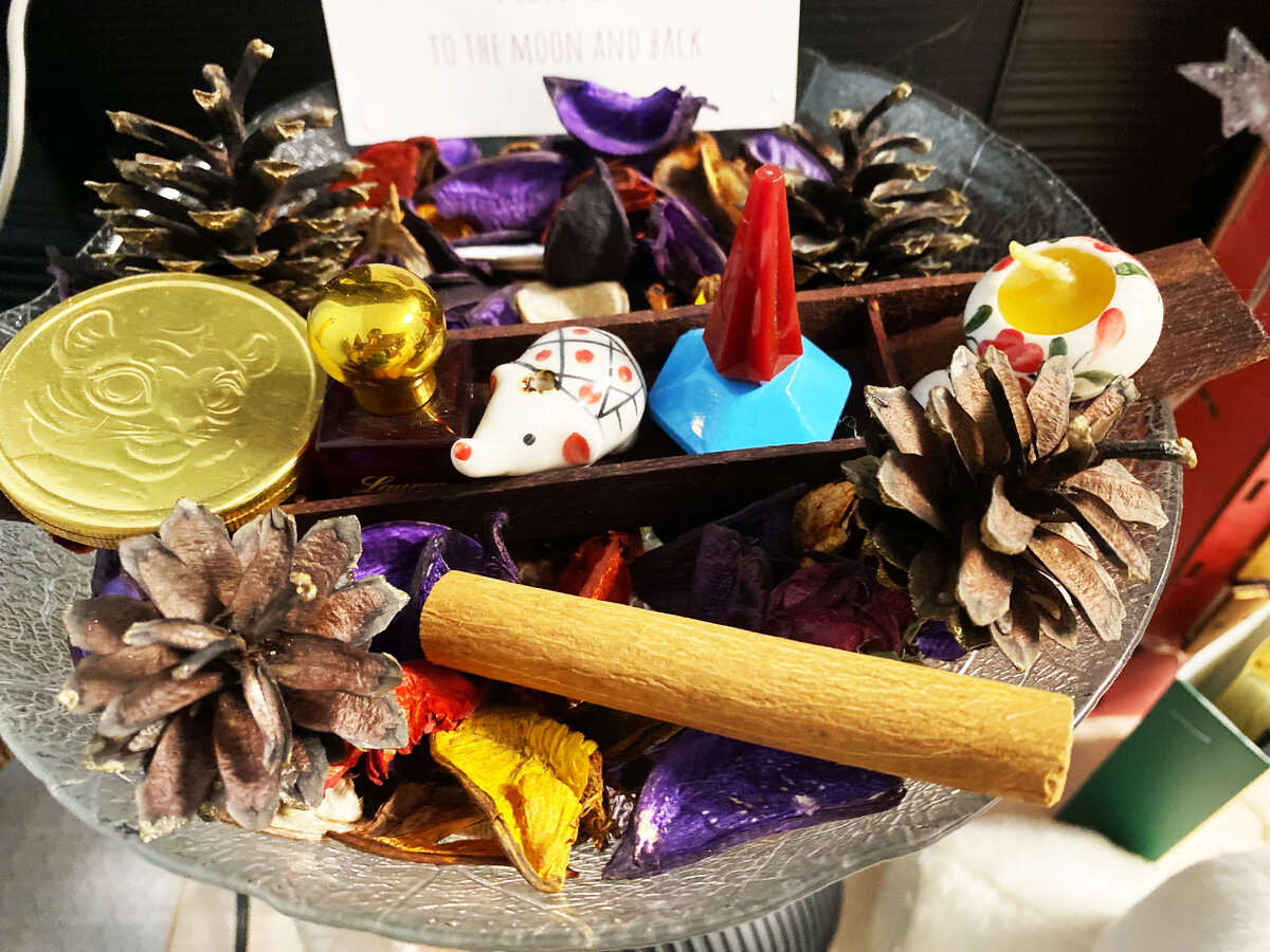 Фото из личного архива: зимний вариант ароматической композиции и миниатюры духов