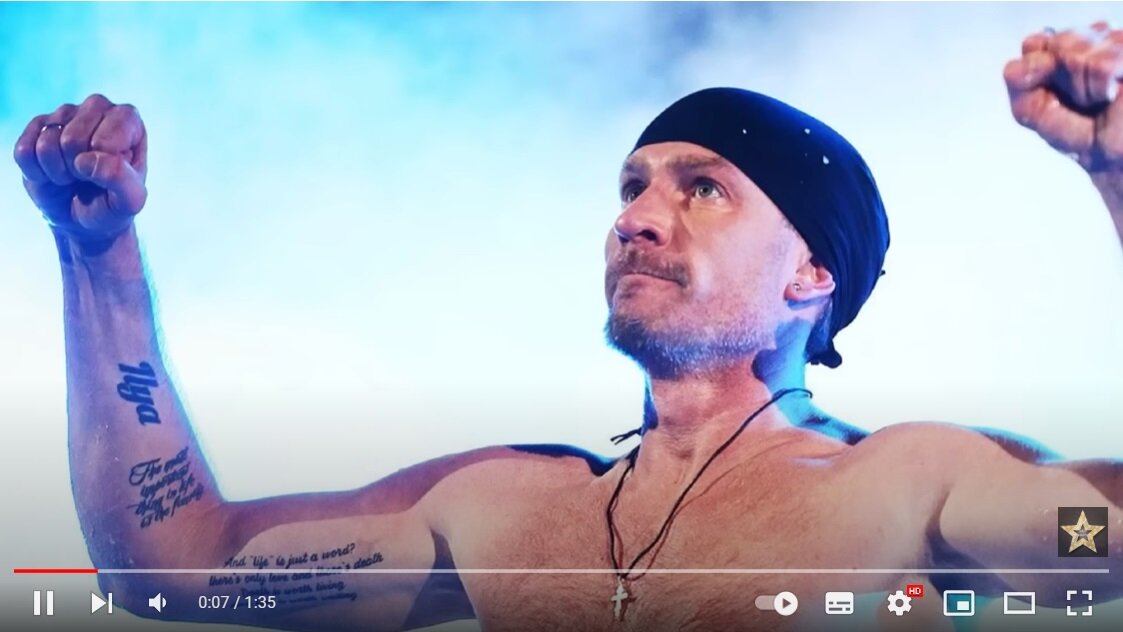 Фото: скриншот видеозаписи «10 Минут Назад! ПРЯМО ИЗ РЕАНИМАЦИИ! Роман Костомаров Чувствует…» YouTube 