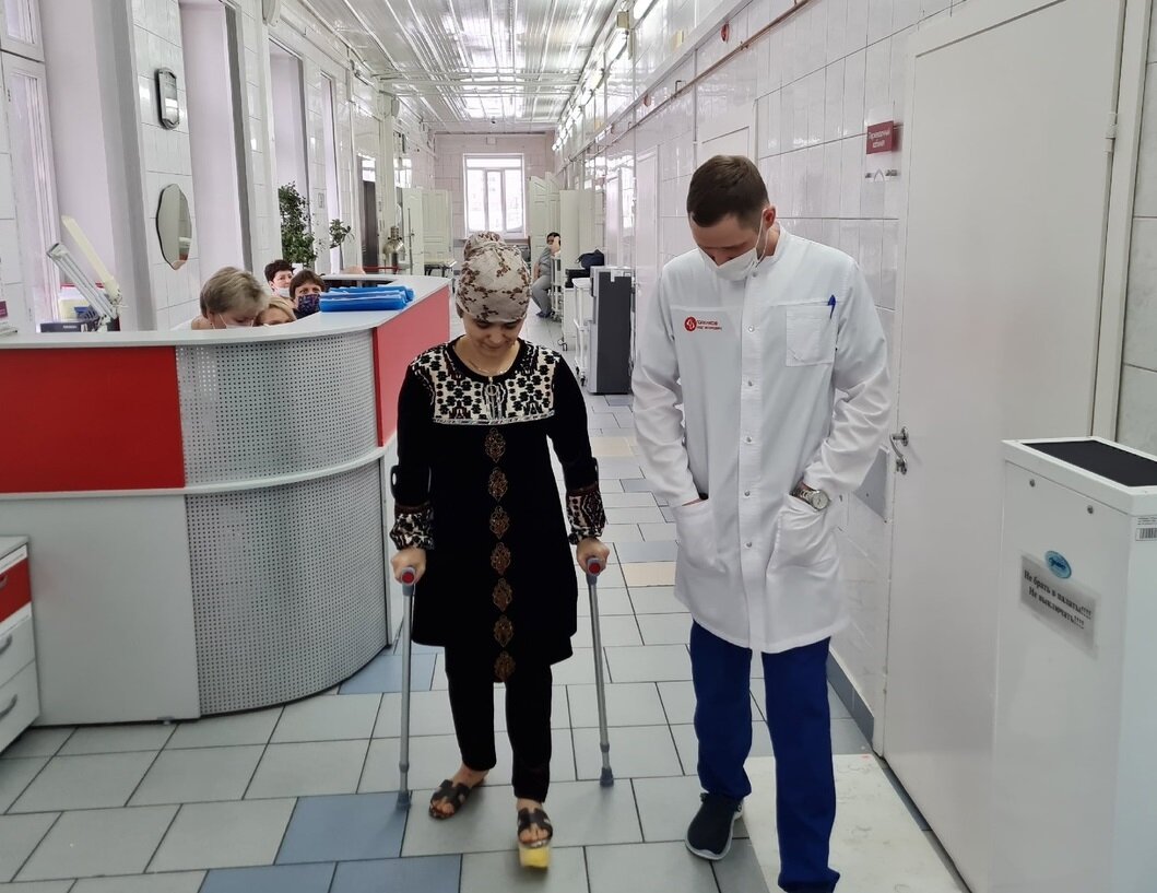 Сейчас Лола передвигается на костылях