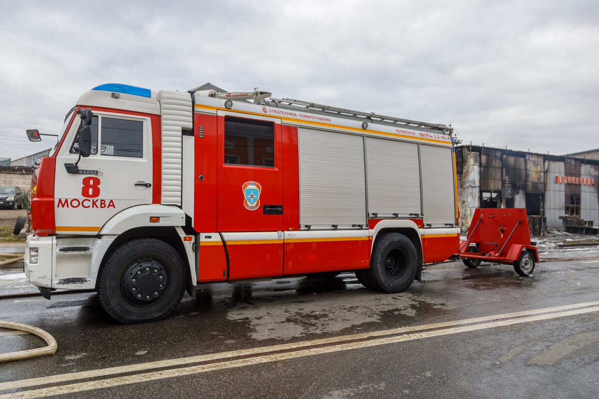 Пожарный автомобиль с бронещитом-прицепом