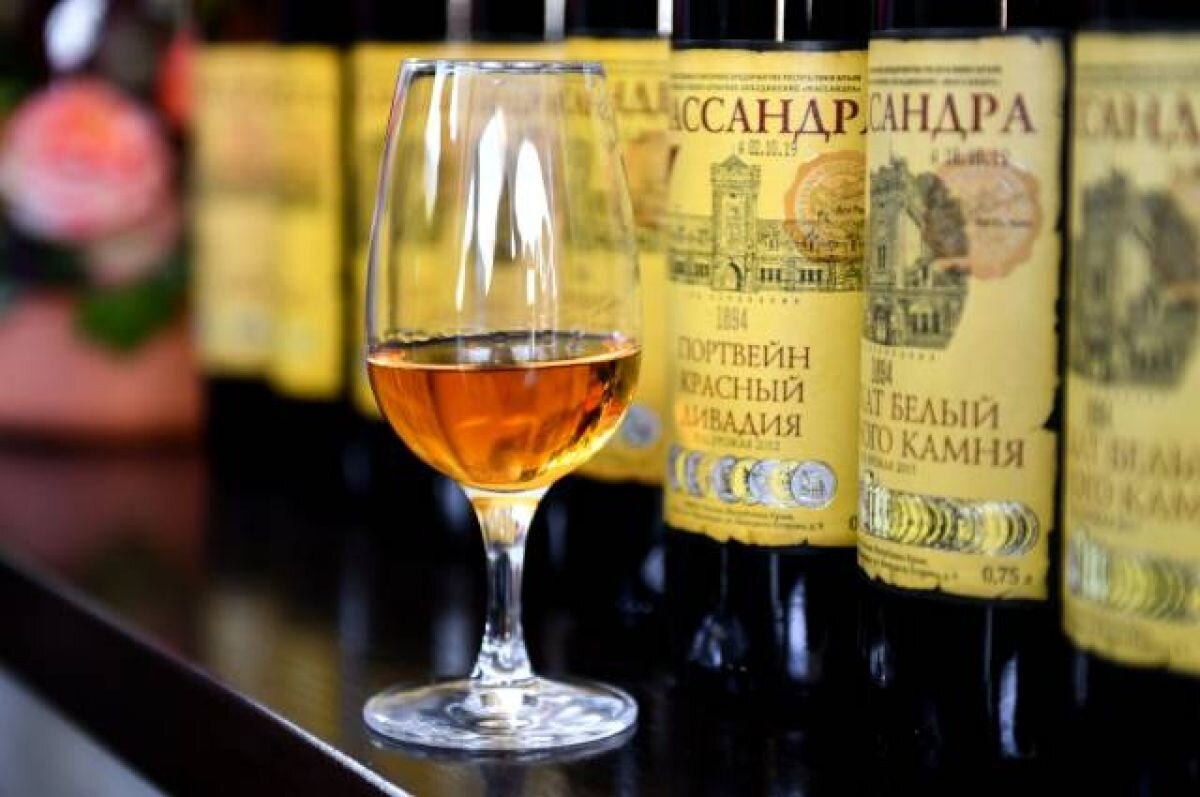 Портвейн крепленый. Массандру продают. Вино за 350 рублей Массандра. Советский портвейн 333. Аверичев Массандра Судак.