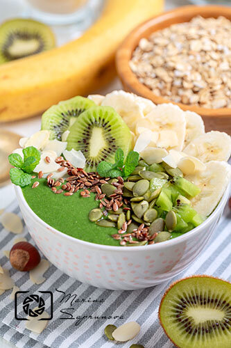 Шпинатный смузи боул.