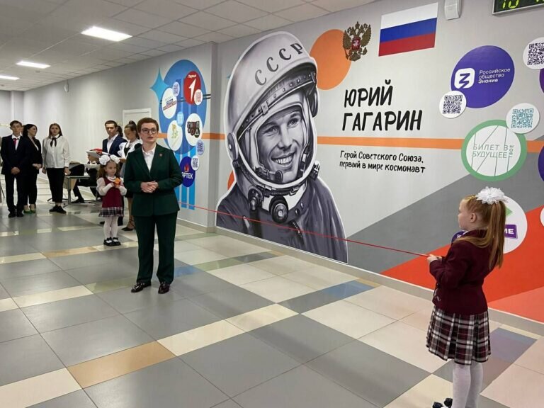    В 88 школе Оренбурга появился новый арт-объект с Юрием Гагариным Белов Михаил Александрович