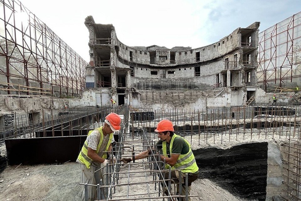    В Мариупольском драмтеатре начался монтаж нового фундамента. Фото: ДАН